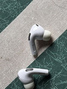 Airpods Pro 2 левый и правый наушник (2 фото из 2)