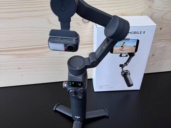 DJI Osmo Mobile 8 Advanced Tracking Combo
