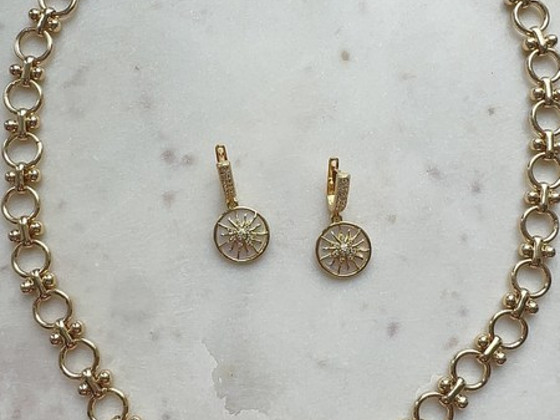 Kullatud 18k komplekt pärlmutriga. Keti pikkus 53cm