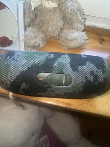 JBL Charge 5 в полностью рабочем состоянии (4 фото из 6)