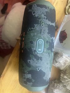 JBL Charge 5 в полностью рабочем состоянии (6 фото из 6)