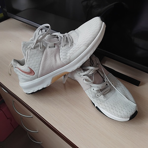 Женские кроссовки Nike (2 фото из 2)