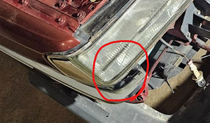 Audi 200 20v c3 esitulede ja kroomliistu vaheline kinnitus (6 foto / 6)