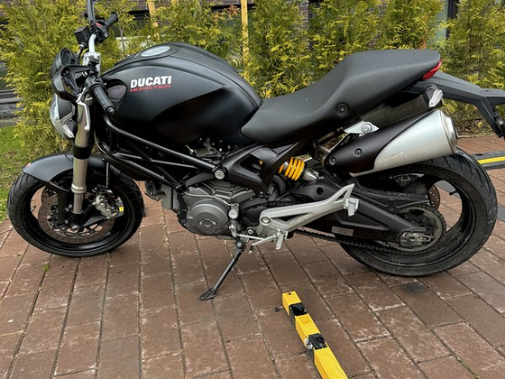 Ducati Monster 696