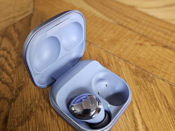 Samsung Galaxy Buds Pro один наушник + зарядный кейс