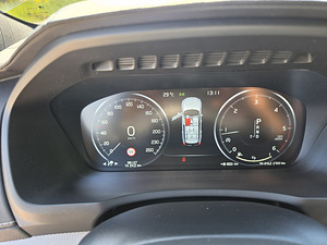 Volvo XC90 Inscription 2.0 173кВ (13 фото из 14)