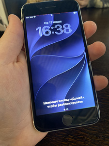 iPhone SE 2020 (2 foto / 3)