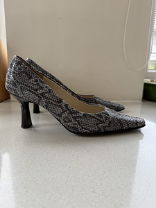 Туфли на kitten heels из натуральной кожи со змеиным узором (1 фото из 6)