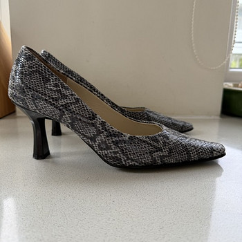 Туфли на kitten heels из натуральной кожи со змеиным узором