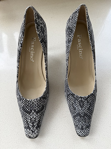 Туфли на kitten heels из натуральной кожи со змеиным узором (2 фото из 6)