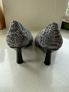Туфли на kitten heels из натуральной кожи со змеиным узором (3 фото из 6)