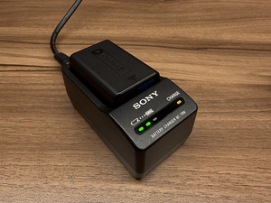Sony NP-FW50 akud + Sony BC-TRW laadija (4 foto / 5)