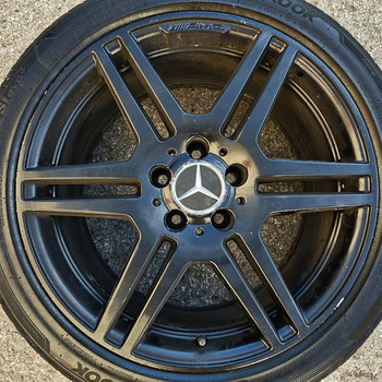 R18 Mercedes AMG с оригинальными шинами 245/40/18
