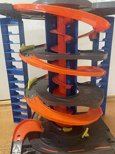 Мега гараж Hot Wheels (3 фото из 3)
