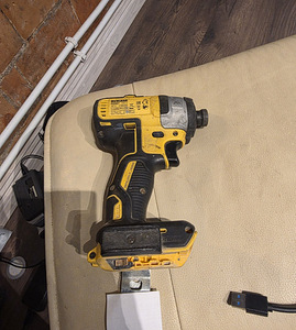 Аккумуляторная дрель DeWalt 18В (1 фото из 2)