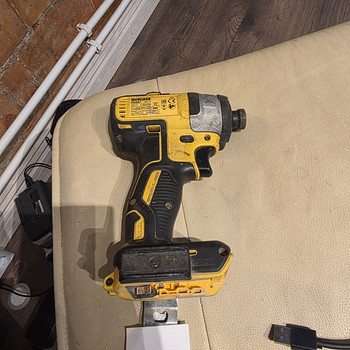 Аккумуляторная дрель DeWalt 18В