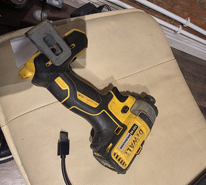 Аккумуляторная дрель DeWalt 18В (2 фото из 2)