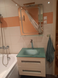 Klaasist valamu koos segisti ja peegliga (1 foto / 10)