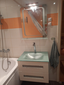 Klaasist valamu koos segisti ja peegliga (2 foto / 10)