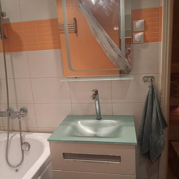 Klaasist valamu koos segisti ja peegliga