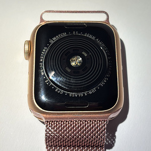 Apple Watch SE (1-го поколения) 40 мм GPS Rose Gold + миланс (7 фото из 7)