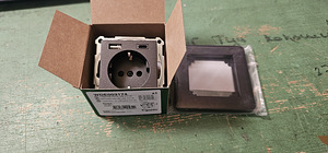 Schneider electric 220v + A+C pistikupesa antratsiit + raam (1 foto / 1)