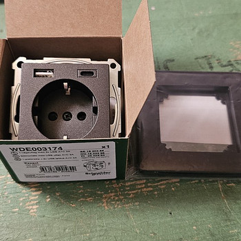 Schneider electric 220v + A+C pistikupesa antratsiit + raam