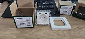 Schneider electric 220v + A+C pistikupesa valge + raam (1 foto / 1)