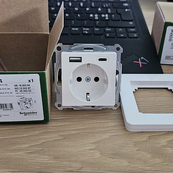 Schneider electric 220v + A+C pistikupesa valge + raam