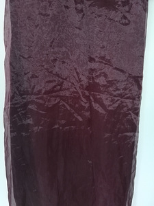 VIOLETTI RAAKASILKKI JUHLAPUKU KRISTALLASIHELMILLÄ (2 valokuva sivusta 5)