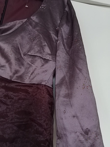 VIOLETTI RAAKASILKKI JUHLAPUKU KRISTALLASIHELMILLÄ (3 valokuva sivusta 5)