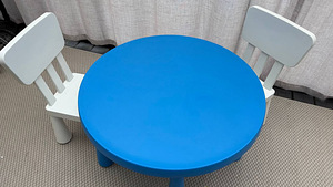 IKEA MAMMUT laste laud ja 2 tooli – heas korras komplekt (1 foto / 2)