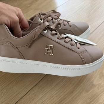 Tommy Hilfiger, 37