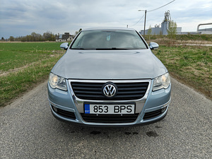 Helesinine automaatkastiga Volkswagen Passat 2005 (7 foto / 14)