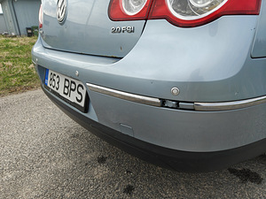 Helesinine automaatkastiga Volkswagen Passat 2005 (11 foto / 14)