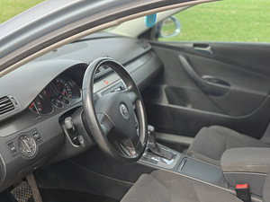 Helesinine automaatkastiga Volkswagen Passat 2005 (12 foto / 14)