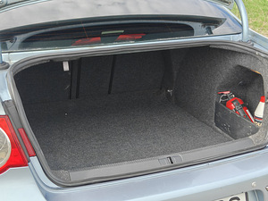 Helesinine automaatkastiga Volkswagen Passat 2005 (14 foto / 14)
