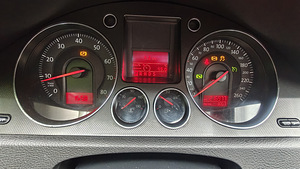 Helesinine automaatkastiga Volkswagen Passat 2005 (8 foto / 14)