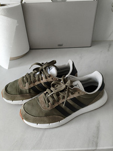 *Adidas* suurus 39 (sisetald 25 cm) (1 foto / 3)