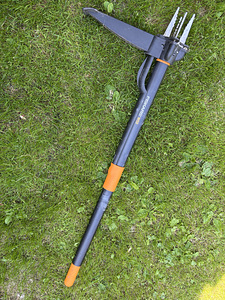 Корнеудалитель для одуванчиков Fiskars (2 фото из 2)