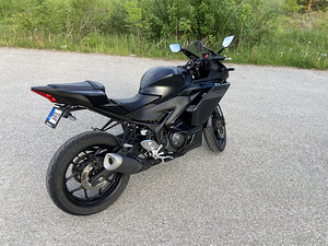 2025 Yamaha R3 (2 foto / 8)