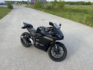 2025 Yamaha R3 (5 foto / 8)