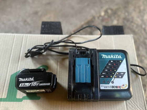 Makita аккумулятор 3.0ah + зарядное устройство