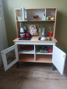 Детская деревянная игровая кухня IKEA DUKTIG с аксессуарами (3 фото из 5)