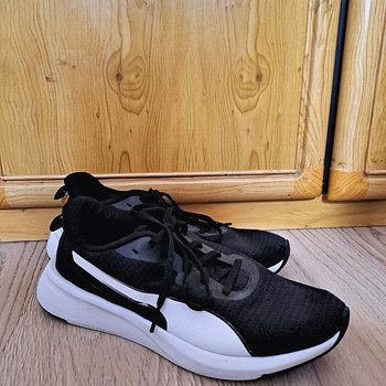 Женские кроссовки Puma.