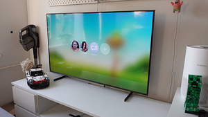 Samsung 55" QLED 4K Smart TV + Govee LED (1 foto / 10)