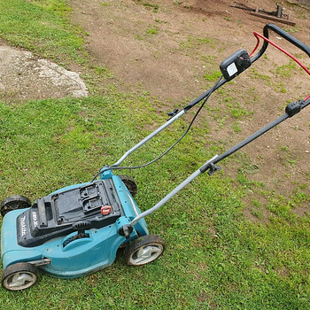 Аккумуляторная газонокосилка Makita DLM380