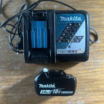 Зарядное устройство+аккумулятор Makita