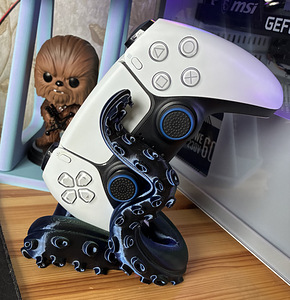 Подставка для контроллера PS5 (3 фото из 5)