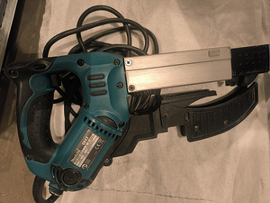 Kruvikeeraja ettesöötega Makita 6843 (3 foto / 4)